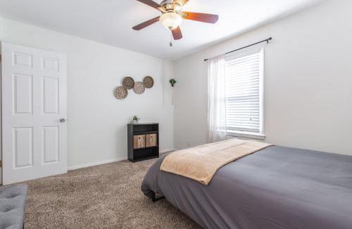 South Kansas City Villa | 3 Bedrooms House in Waldo Kansas City