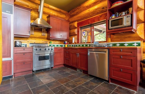 East Kootenay House | 3 Bedrooms l Sleeps 9 Adults l Rosen Lake