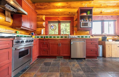 East Kootenay House | 3 Bedrooms l Sleeps 9 Adults l Rosen Lake
