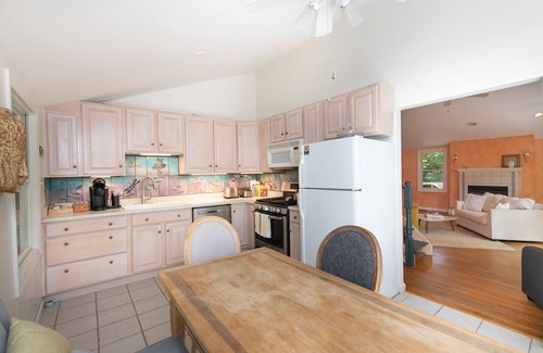 Hollywood House | 3 Bedrooms Relaxing Rustic House on Saint Thomas CreeK