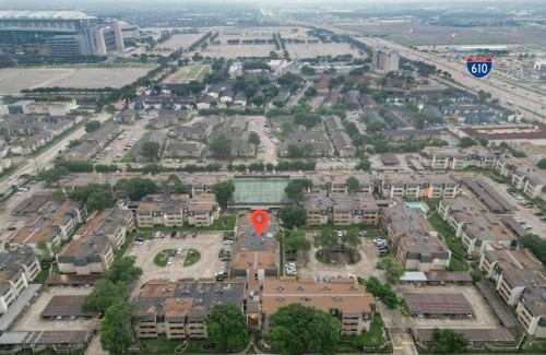 South Main Apartment | 3 Bedrooms Spacious Central Condo w Pool