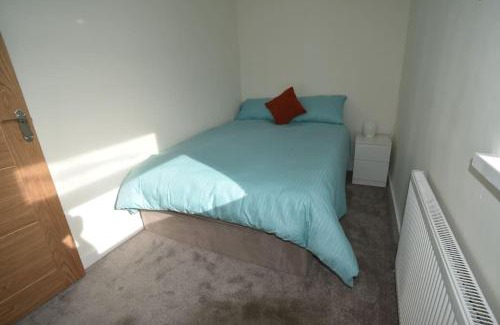 St Helens Apartment | 3 Bedrooms, Spacious, off road parking, Minimum 2 Nights