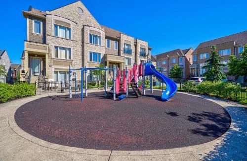 Churchill Meadows House | 3 Bedrooms Townhouse Near Square One, Ridgeway Plaza & Toronto Airport with 2 Parkings