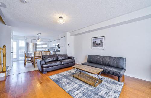 Churchill Meadows House | 3 Bedrooms Townhouse Near Square One, Ridgeway Plaza & Toronto Airport with 2 Parkings