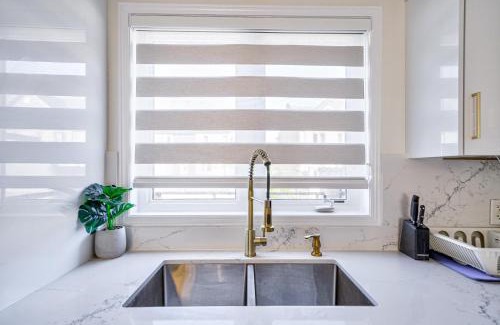 Churchill Meadows House | 3 Bedrooms Townhouse Near Square One, Ridgeway Plaza & Toronto Airport with 2 Parkings