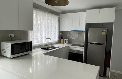 Mount Warrigal Villa | 3 bedrooms Villa home, located 1 street away from the lake