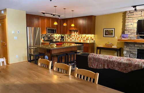 East Kootenay Condo | 3 Bedrooms with Loft & Den | Private Hot Tub