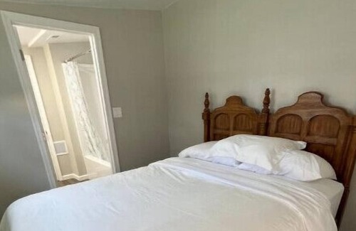Manhattan House | 3 beds 2 bath at the end of the street