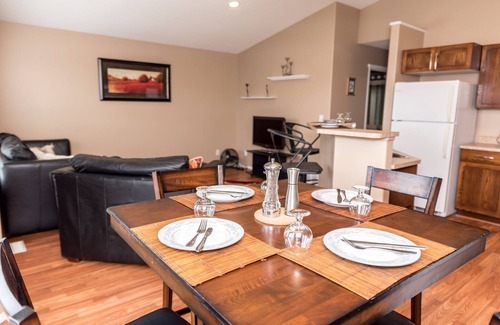Grande Prairie House | 3 beds Private Cozy Patio + 4 mins Drive to restaurants, Starbucks