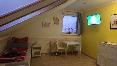 Oberlungwitz House | 3-Bettzimmer mit Gemeinschaftsküche und je 2 Duschräumen und 2 Toiletten
