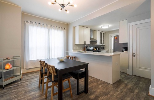 Ferndale House | 3 BLK walk to funky DT Ferndale 20 min drive to DT Detroit Hip Historic Home