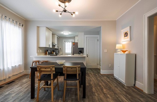Ferndale House | 3 BLK walk to funky DT Ferndale 20 min drive to DT Detroit Hip Historic Home