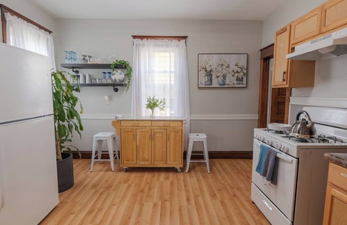 Sheboygan House | 3 Blocks from lake walk to Lake, guest house 1 BDRM full bath 4 min to downtown