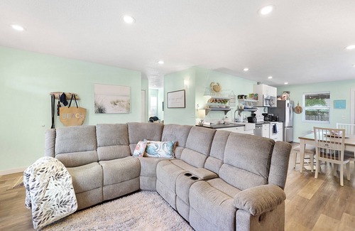 Rockaway Beach House | 3 Blocks to Downtown Rockaway Beach
