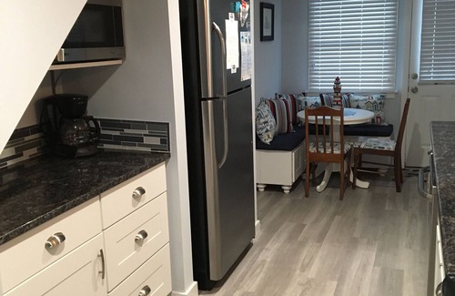 Gold Coast House | 3 Blocks to the Gold Coast Beach - Single Family Home 5 bedrooms!