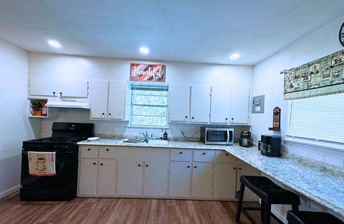 Mitte Cultural District Cottage | 3 BR 2 BA 4 bed Charming Home in Downtown Brownsville, near Zoo