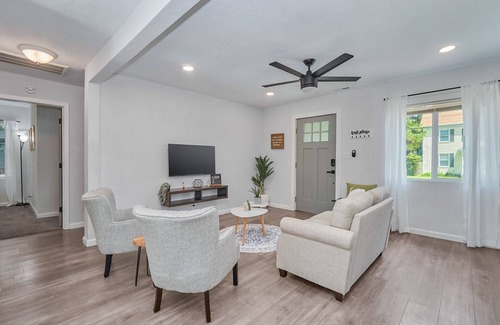 Portsmouth House | 3 BR 2 BA Bungalow in a quiet area near DT/Hwy264