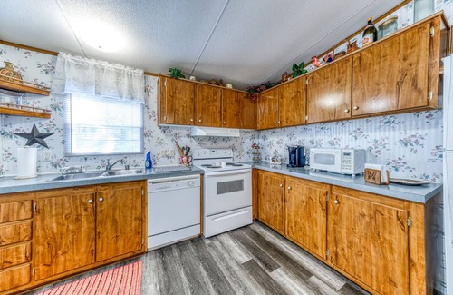 Weatherford Cabin | 3 BR/2 BA Luxury Cabin Stay at Pecan Valley Ranch