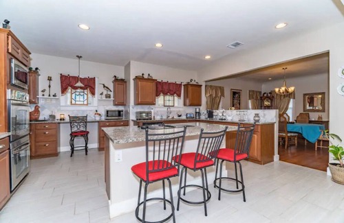 Jefferson House | 3 BR, 2 Baths, Pets & family friendly, Historical safe home + 5 miles downtown