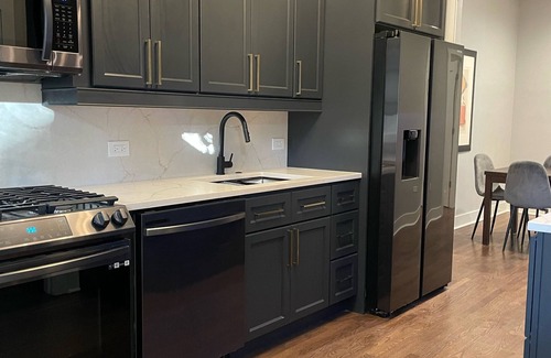 Rogers Park Apartment | 3 BR/2 BTH unit steps to the beach and close to Loyola