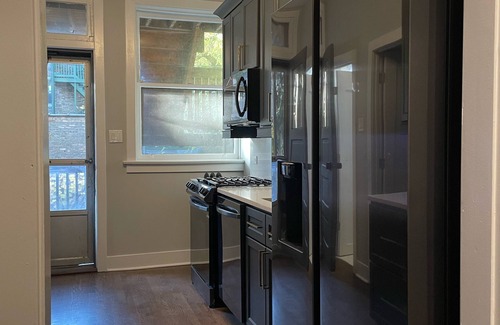Rogers Park Apartment | 3 BR/2 BTH unit steps to the beach and close to Loyola