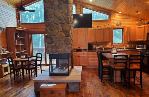 Eastman House | 3 BR 2BA Cabin Retreat in Beautiful Crawford County by the Mississippi River