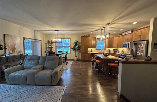 Neenah House | 3-br 3 bath 3 miles to Appleton Airport, 15 min to EAA