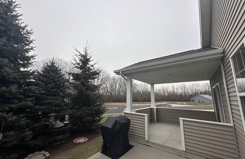 Neenah House | 3-br 3 bath 3 miles to Appleton Airport, 15 min to EAA