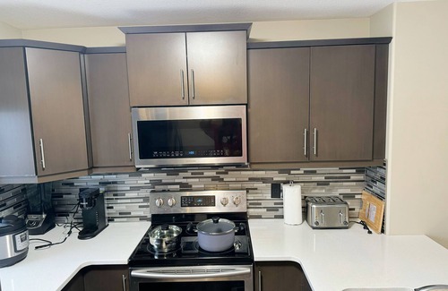 Regina House | 3 BR | Bonus RM | King Bed | Garage | Near Airport
