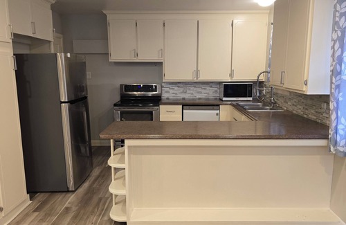 Ottawa Division House | 3 BR Bungalow Central West near Carlingwood Mall and Westboro