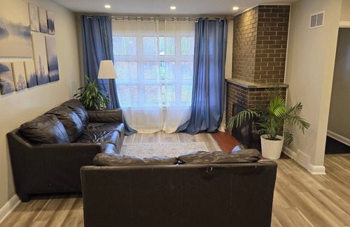 Ottawa Division House | 3 BR Bungalow Central West near Carlingwood Mall and Westboro