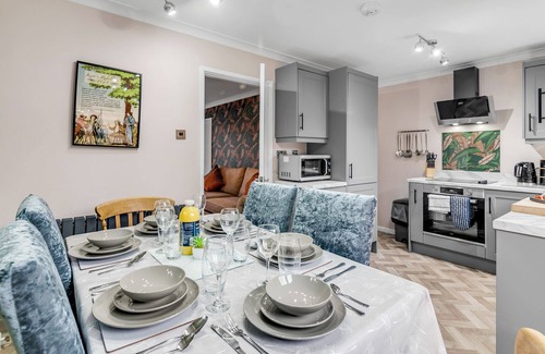 Norwich House | 3 BR Central Home | Free Parking | DartBoard