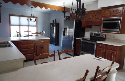 New Lisbon House | 3 br country home close to town with hot tub