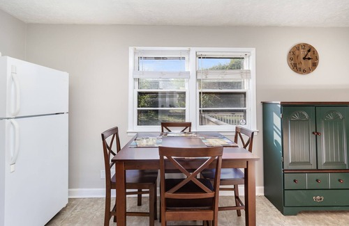 South View House | 3 BR Family Friendly Rambler