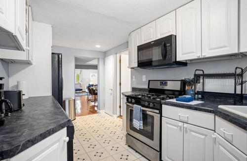 Shadyside Apartment | 3 BR home|Steps from Walnut Street w/Free parking!