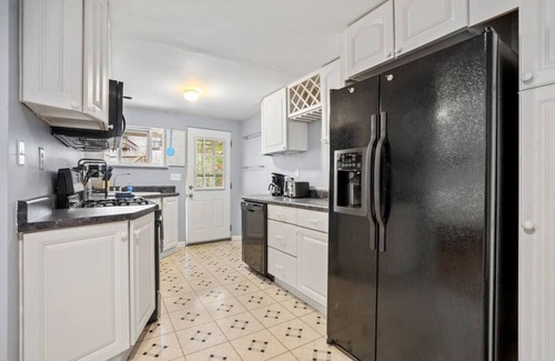 Shadyside Apartment | 3 BR home|Steps from Walnut Street w/Free parking!