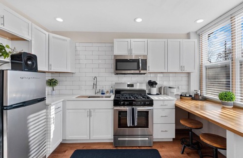 Fifth Ward House | 3 BR House + Front Studio Unit w/2 Car Garage - Sleeps 12 in Walker's Point!