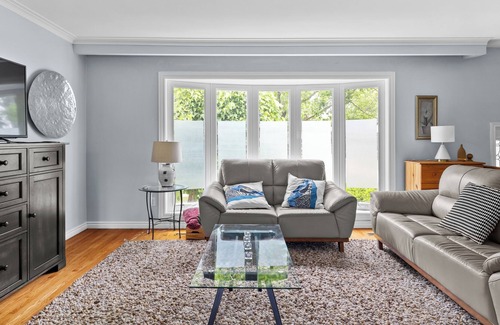 Clarkson-Lorne Park House | 3 BR House in Picturesque Neighbourhood
