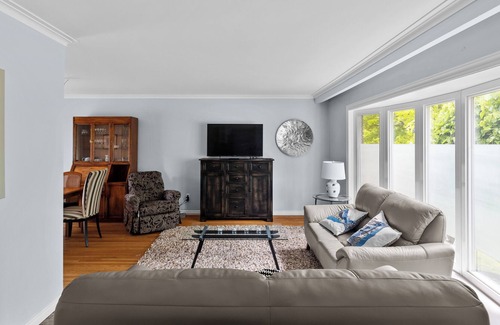 Clarkson-Lorne Park House | 3 BR House in Picturesque Neighbourhood