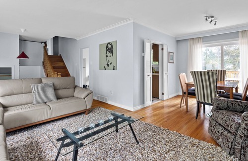 Clarkson-Lorne Park House | 3 BR House in Picturesque Neighbourhood