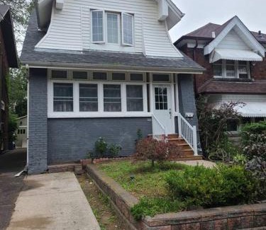 The Pocket Apartment | 3 BR House in Toronto Downtown