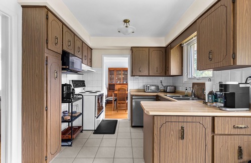 Clarkson-Lorne Park House | 3 BR House - Large Backyard w Patio - Beautiful Neighbourhood with Large Trees