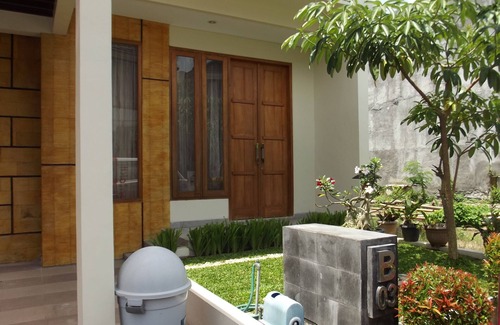 Baturetno House | 3 BR House with Pool Near KidsFun Jogja