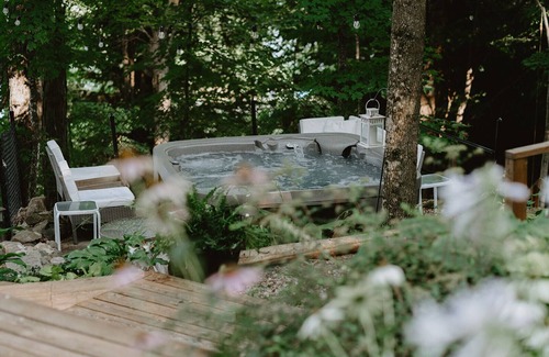 Frontenac Cottage | 3 BR Lakefront Beach Retreat; Hot Tub, Fire Pits! Pet-friendly!