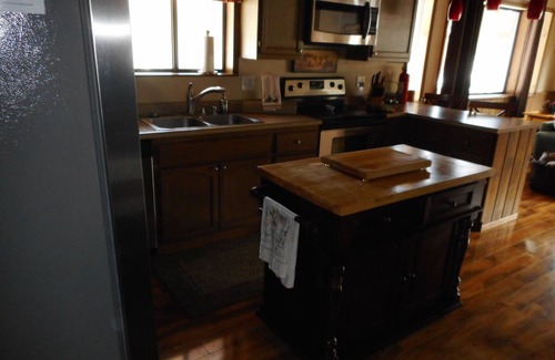 Kingvale Cabin | 3 BR+loft, fam. rm., 2 bth, lg deck, close to major ski areas, trails, history.