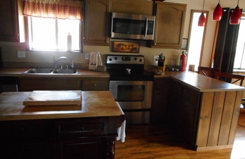 Kingvale Cabin | 3 BR+loft, fam. rm., 2 bth, lg deck, close to major ski areas, trails, history.