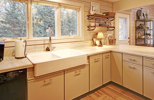 Holland Cottage | 3 BR Luxury Family Retreat-Walk To Beach, Fireplace, Grill, Game Rm, Fire Pit