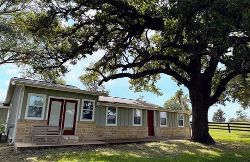 Burton House | 3-Br Nature Oasis in rolling hills of Burton, 15 minutes from Round Top