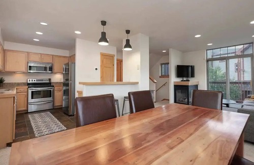 Winter Park House | 3 BR! Private hot tub/AMAZING views -End Unit! Shuttle stop right out your door