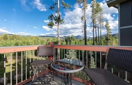 Winter Park House | 3 BR! Private hot tub/AMAZING views -End Unit! Shuttle stop right out your door
